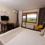 Otel Family The View &