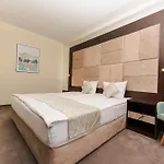 Otel Family The View &