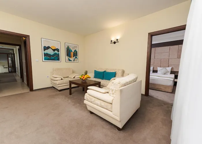 Family The View & فندق