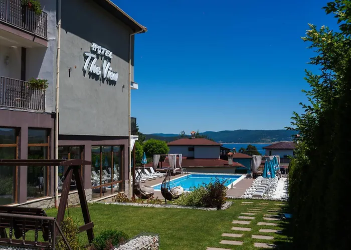 Family The View & فندق